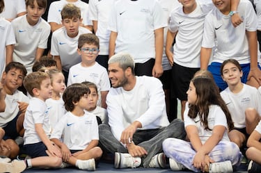 Carlos Alcaraz compartió esta distinción con los chicos y chicas del club, acompañado por el presidente y por su padre.