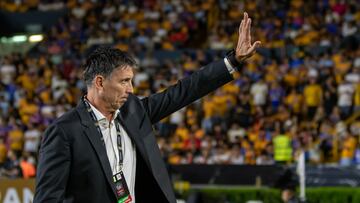 AME1108. MONTERREY (MÉXICO), 13/04/2023.- El entrenador de Tigres, Robert Dante Siboldi, saluda previo al juego entre Tigres de México y Motagua de Honduras hoy, durante el partido de vuelta correspondiente a los cuartos de final de la liga de campeones de la CONCACAF, en el estadio Universitario de la ciudad de Monterrey (México). EFE/Miguel Sierra
