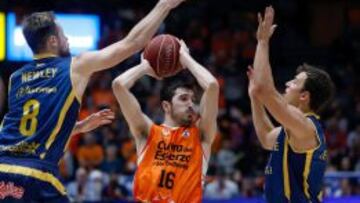 Guillem Vives juega el bal&oacute;n entre Brad Newley y Kevin Pangos.