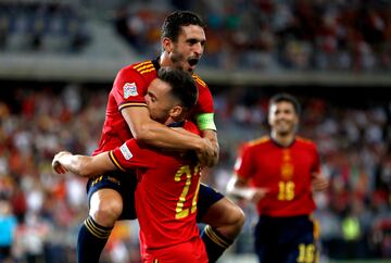 2-0. Pablo Sarabia celebra el segundo gol con Koke.