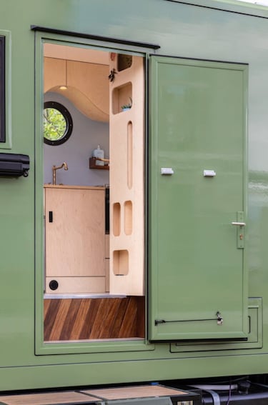 Convierten un cami車n de bomberos en una camper de ensue?o