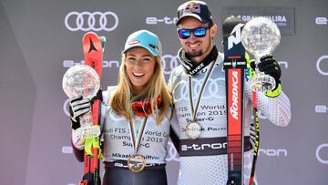 Mikaela Shiffrin y Dominik Paris posan con sus Globos de Cristal tras proclamarse campeones de la Copa del Mundo de Supergigante en Grandvalira.