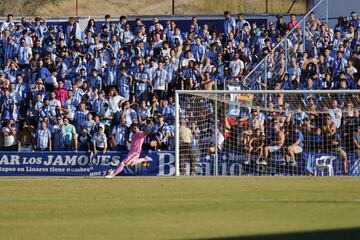 Afición del Málaga en Linares. Alfonso Herrero saca de puerta,