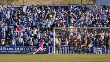 Afición del Málaga en Linares. Alfonso Herrero saca de puerta,