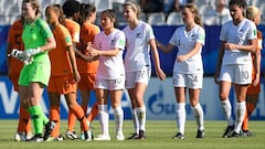 La selección femenina de Nueva Zelanda saluda a la de Países Bajos durante el pasado Mundial de Francia.