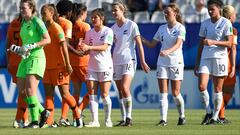 La selección femenina de Nueva Zelanda saluda a la de Países Bajos durante el pasado Mundial de Francia.