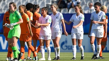 La selección femenina de Nueva Zelanda saluda a la de Países Bajos durante el pasado Mundial de Francia.