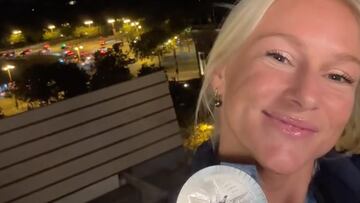 Tatiana Weston-Webb con su medalla de plata en surf en París 2024