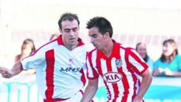 <b>MUY ACTIVO. </b>Jurado protege el balón en el partido que el Atlético disputó en Colmenar Viejo.