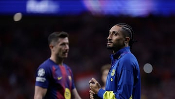 MADRID, 14/04/2026.- El delantero brasileño del FC Barcelona Raphinha al finalizar el partido de vuelta de cuartos de final de Liga de Campeones que Atlético de Madrid y FC Barcelona disputaron este martes en el estadio Metropolitano, en Madrid. EFE/Juanjo Martín