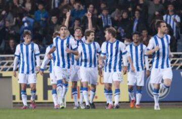 1-0. Los jugadores donostiarras celebra el primer gol.