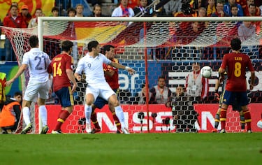 El 16 de octubre de 2012, España y Francia empataron 1-1 en el estadio Vicente Calderón, en un partido correspondiente a la fase de clasificación para el Mundial de Brasil 2014. En el minuto 94, España parecía tener la victoria tras el gol de Ramos. Sin embargo, un centro al área encontró la cabeza de Giroud, quien marcó el empate. El Calderón enmudeció. Francia se llevó un punto... y el golpe fue para España.