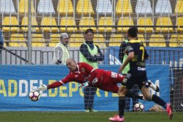 Futbol, Everton vs Colo Colo.
Decimotercera fecha, campeonato de Clausura 2016/17
El jugador de Colo Colo Esteban Paredes, fuera de la foto, marca su gol contra Everton durante el partido de primera division en el estadio Sausalito en Via del Mar, Chile.
07/05/2017
Felipe Zanca/Photosportt***************

Football, Everton vs Colo Colo.
13th date, Clousure Championship 2016/17
Colo Colo's player Esteban Paredes, out of the picture, scores his goal against Everton during the first division football match at Sausalito  stadium in Via del Mar, Chile.
07/05/2017
Felipe Zanca/Photosport