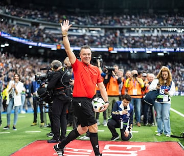 El ex芍rbitro madrile?o, actual delegado del Real Madrid, fue el encargado de arbitrar el Coraz車n Classic Match 2024.