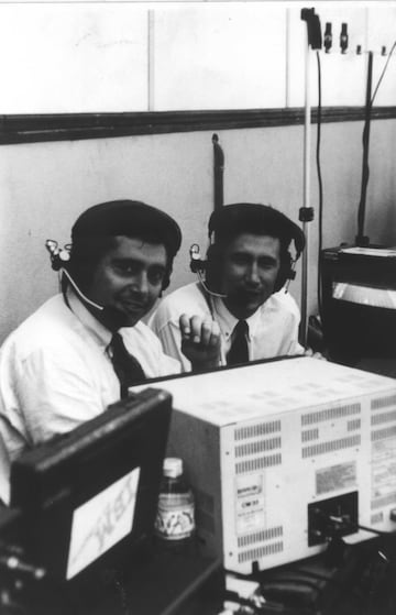 Robinson with his colleague, Carlos Martínez. The pair were renowned for their lively commentary.