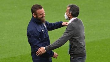 Italy's assistant coach Daniele De Rossi (L) hugs Spain's coach Luis Enrique before the start of the UEFA EURO 2020 semi-final football match between Italy and Spain at Wembley Stadium in London on July 6, 2021. (Photo by FACUNDO ARRIZABALAGA / POOL / AFP