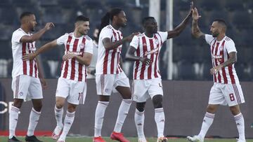 Los jugadores de Olympiacos celebran el triunfo.