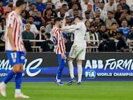 YEDA (ARABIA SAUDÍ), 08/01/2026.- El centrocampista del Real Madrid Fede Valverde (d) y el centrocampista del Atlético de Madrid Álex Baena (i) durante la semifinal de la Supercopa de España entre el Atlético de Madrid y el Real Madrid, este jueves en el Estadio Rey Abdullah, en Yeda. EFE/Kai Forsterling