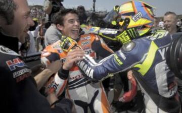 Valentino Rossi bromea con Márquez al final de la carrera a propósito de su adelantamiento en el 'sacacorchos'.