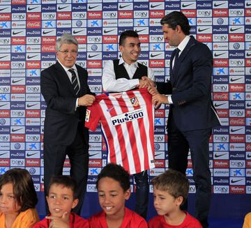 Correa, 7,5M€, 9 a?os (San Lorenzo). En el reconocimiento m¨¦dico con el Atleti se le descubri¨® un tumor en el coraz¨®n. Se oper¨® y tard¨® un a?o en debutar. Un suplente de lujo. Pero el Cholo quiere algo m¨¢s que eso.