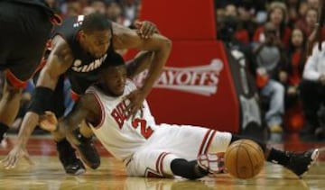 Bulls 65 - Heat 88 (1-3). Lucha entre los jugadores Nate Robinson y Chris Bosh de los Heat.