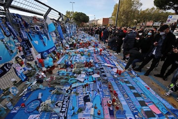 Numerosos aficionados del club italiano se han acercado a los alrededores del estadio San Paolo para dar el último adiós al astro argentino. Las inmediaciones de la casa del Nápoles se han convertido en un santuario de Diego antes del encuentro frente a la Roma.