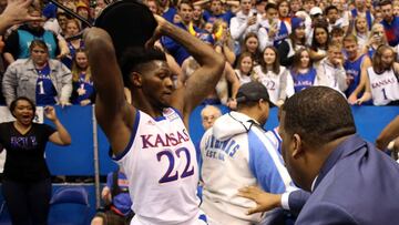 El derbi de las universidades de Kansas acaba a golpes