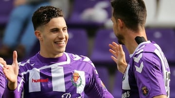 Mario Hermoso celebra un gol con Manu del Moral.