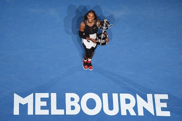 Serena Williams con el trofeo del Abierto de Australia de 2017, el último Grand Slam de su carrera.