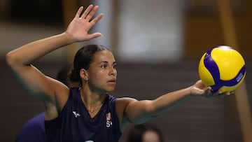 LONG BEACH, CALIFORNIA - JULY 14: Avery Skinner #3 of the United States prepares to serve during a match between the United States and Netherlands as part of the 2024 the United States Volleyball Cup presented by hoag at Walter Pyramid on July 14, 2024 in Long Beach, California. Kaelin Mendez/Getty Images/AFP (Photo by Kaelin Mendez / GETTY IMAGES NORTH AMERICA / Getty Images via AFP)
