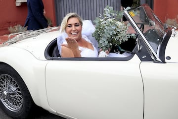 Loles Silva, la novia también periodista de profesión, salió de su casa en un coche antiguo descapotable. Lucía un vestido blanco de escote corazón.