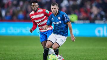 Yan Brice Eteki de Granada y Luis Rioja de Alaves en acción durante la liga española, La Liga Santander, partido de fútbol jugado entre Granada CF y Deportivo Alaves en el estadio Nuevo Los Carmenes el 3 de diciembre de 2021, en Granada, España.