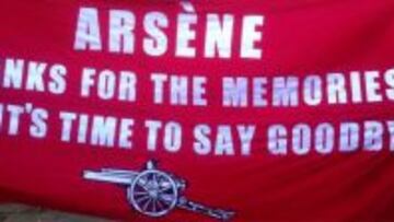 La pancarta contra Wenger.