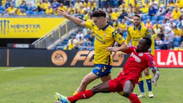 LAS PALMAS DE GRAN CANARIA (ESPAÑA), 12/01/2025.- El defensa de la UD Las Palmas, Mika Mármol (i) lucha por el balón con el defensa Djené Dakonam (d) del Getafe durante el partido correspondiente a la jornada 19 de LaLiga disputado este domingo en el estadio de Gran Canaria. EFE/ Quique Curbelo