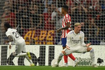 0-1. Federico Valverde celebra el primer gol de Rodrygo.