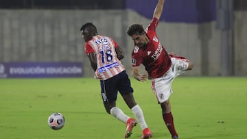 Leonardo Ponzio of Argentina&#039;s River Plate, right, and Edwuin Cetre of Colombia&#039;s Junior battle for the ball during a Copa Libertadores soccer match in Barranquilla, Colombia, Wednesday, May 12, 2021. (Daniel Munoz/Pool via AP)