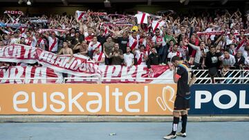 La afición del Rayo desplazada a Anoeta anima a Trashorras tras perder ante la Real.