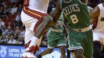 El jugador LeBron James (i) de los Heat de Miami disputa el balón con Jeff Green (d) de los Celtics de Boston.