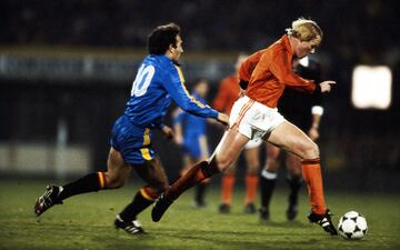 En abril de 1983 debuta con la selección con 20 años recién cumplidos. Debut amargo pues Holanda perdió 0-3 contra Suecia.