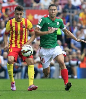 El delantero del F.C. Barcelona Munir El Haddadi (i) lucha un balón con el centrocampista del Athletic Club Óscar de Marcos, durante el partido de la tercera jornada de Liga BBVA disputado esta tarde en el Nou Camp.