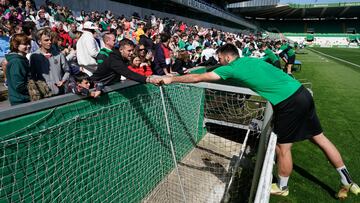 Aficionados del Racing desean suerte a sus jugadores ante la visita del Albacete.
