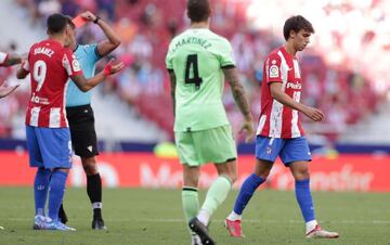 Gil Manzano sacó la tarjeta roja a João Félix.