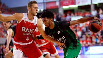 GRAF1482. MANRESA (BARCELONA), 07/10/2018.- El alero israelí del Joventut Shawn Dawson (d) con el balón ante el alero estonio del Manresa Siim-Sander Vene (i), durante el partido de la tercera jornada de Liga Endesa disputado hoy en el pabel