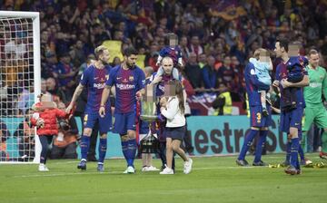 Luis Suárez, Iván Rakitic, Andrés Iniesta y Sergio Busquets celebraron el triunfo con sus hijos.