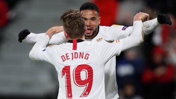 En Nesyri, junto a De Jong ante el Cluj.