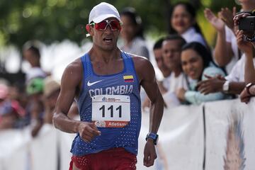Atleta colombiano de 27 años. Fue medalla de oro en marcha atlética de 20 km en el Mundial de Londres 2017. 
Participó en los Olímpicos de Londres 2012. 