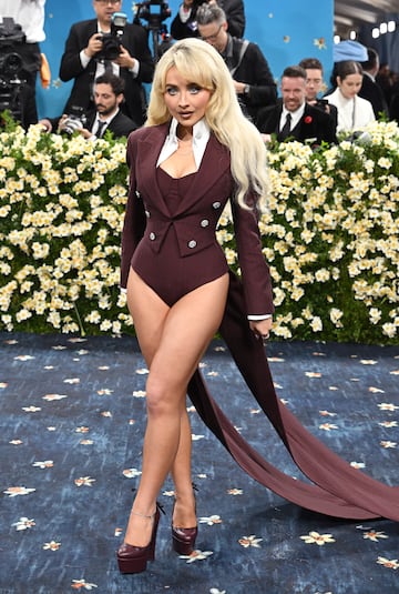 Sabrina Carpenter posa en la alfombra roja de la MET Gala 2025.