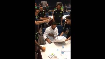 ¡Pastelazo y baño para Layún!