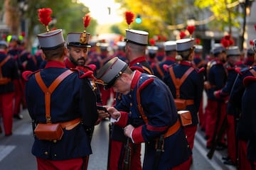 Los miembros de la Guardia Real se reúnen antes del desfile militar el Día de la Fiesta Nacional.