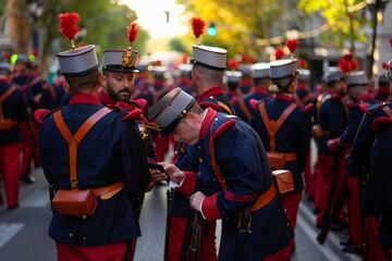 Los miembros de la Guardia Real se reúnen antes del desfile militar el Día de la Fiesta Nacional.